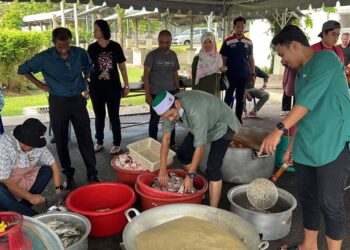 SEBAHAGIAN kakitangan UTeM bergotong-royong memasak dan menyediakan pelbagai juadah berbuka puasa untuk pelajar di Masjid Sayyidina Abu Bakar, Kampus Induk UTeM, Durian Tunggal, Melaka.