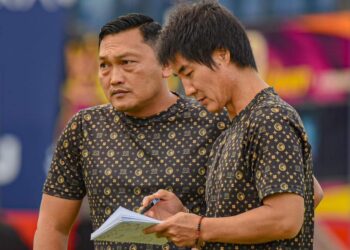 CHOI Moon-sik (kanan) menjadi jurulatih pertama Liga Super yang direhatkan oleh Kelantan FC-UTUSAN/IHSAN KELANTAN FC