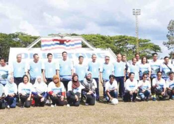 Pasukan bolasepak antara media Malaysia dan media Thailand bergambar kenangan sebelum perlawanan diadakan ketika Majlis Hubungan Kemesraan Media Sempadan di Stadium Majlis Bandaran Betong, Wilayah Yala, Thailand, baru-baru ini.