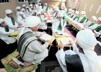 MENGAPA tidak memakai khidmat  pelajar-pelajar tahfiz berbanding imam luar negara bagi menjalankan ibadah solat tarawih?