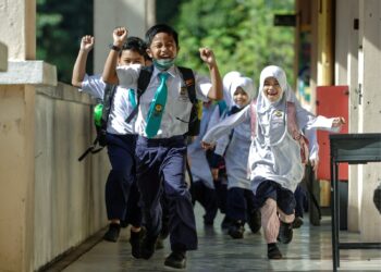 PENDIDIKAN dapat membentuk serta melahirkan identiti dan keperibadian terpuji dalam kalangan rakyat sejajar dengan budaya dan norma yang dipegang.– UTUSAN/FARIZ RUSADIO