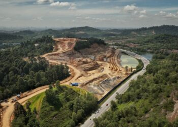 KAJIAN RimbaWatch  hanya bersandarkan kepada kaedah kajian (metodologi) yang terhad tetapi 
tidak disiplin ilmu dalam bidang Sains Perhutanan, Geografi dan bidang-bidang tertentu yang lain. 
– UTUSAN/MUHAMAD IQBAL ROSLI
