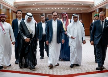 ANWAR ketika mengadakan sesi pertemuan bersama kepala industri perniagaan yang terlibat dalam sektor perdagangan serta pelbagai sektor strategik di Arab Saudi.- GAMBAR PEJABAT PERDANA MENTERI