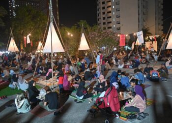SEBAHAGIAN daripada pengunjung yang tidak melepaskan peluang bersahur di program jualan Car Food Sahur di Batu Buruk, Kuala Terengganu semalam. - UTUSAN/PUQTRA HAIRRY ROSLI