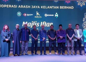 ROZAIDI Abdullah (tiga Dari kanan) bersama tetamu semasa majlis berbuka puasa di Kota Bharu, Kelantan.