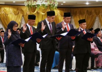 DARI kanan Rais Yasin, Abdul Razak Abdul Rahman, Muhamad Akmal Saleh, Fairul Nizam Roslan dan Kaslom Nordin mengangkat sumpah sebagai Exco Kerajaan Negeri Melaka di Seri Negeri, Ayer Keroh, Melaka. - UTUSAN/SYAFEEQ AHMAD