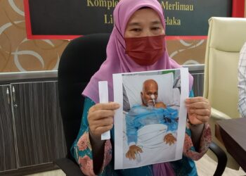 JALIAH Yusof menunjukkan gambar suaminya yang mendapatkan rawatan di ICU Hospital Al Shefa Syarif Mansour Mekah, Arab Saudi. 
– UTUSAN/AMRAN MULUP