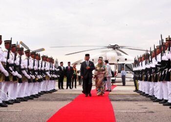 YANG di-Pertuan Agong, Al-Sultan Abdullah Ri'ayatuddin Al-Mustafa Billah Shah dan Raja Permaisuri Agong, Tunku Azizah Aminah Maimunah Iskandariah tiba di LTAM, Batu Berendam, Melaka. - UTUSAN/RASUL AZLI SAMAD