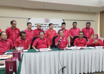 JALALUDDIN Alias (duduk, empat dari kanan) dalam sidang akhbar selepas mempengerusikan Mesyuarat Badan Perhubungan UMNO Negeri Sembilan dI Seremban hari ini.