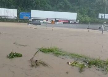 KEADAAN jalan yang ditenggelami banjir kilat di hadapan IPD Gua Musang, Kelantan.-UTUSAN/IHSAN PEMBACA