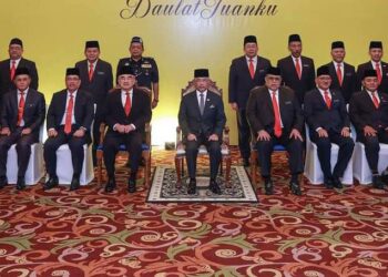 YANG di-Pertuan Agong, Al-Sultan Abdullah Ri'ayatuddin Al-Mustafa Billah Shah (tengah) selepas menerima sembah taklimat oleh Pengerusi MAIM di sebuah hotel di Banda Hilir, Melaka.