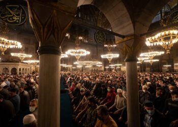 Jangan lepaskan 10 malam terakhir Ramadan tanpa sebarang ibadat kerana ganjarannya amat besar. – AFP