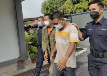 DUA lelaki dibawa ke Mahkamah Majistret Gemas, Tampin bagi didakwa atas dua pertuduhan mengedar dadah di sebuah kebun getah di Felda Jelai 4, Gemas, Tampin hujung bulan lalu. - UTUSAN/NOR AINNA HAMZAH