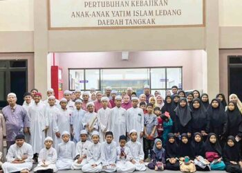 Sebahagian ahli keluarga Haji Ehwan dan anak anak yatim Islam Ledang, Daerah Tangkak merakamkan gambar kenangan selepas menghadiri majlis berbuka puasa di Tangkak baru baru ini.