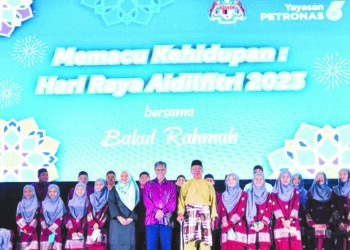 BACHO Pilong (depan-lima kanan) bersama Siti Ayu Abdul Wahab (depan-enam kanan) semasa penyerahan Bakul Rahmah di Papar baru-baru ini.