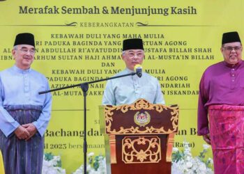 YANG di-Pertuan Agong, Al-Sultan Abdullah Ri'ayatuddin Al-Mustafa Billah Shah bertitah pada Majlis Pemasyhuran Masjid Ar-Razak serta majlis berbuka puasa bersama rakyat di Bachang, Melaka sambil diiringi Mohd. Ali Mohd. Rustam (kiri) dan Ab. Rauf Yusoh (kanan).