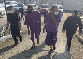 ROHAIZAT Abd. Aziz (dua dari kanan) dibawa ke Mahkamah Sesyen Kuala Pilah hari ini bagi didakwa atas pertuduhan menanam pokok ganja.-UTUSAN/NOR AINNA HAMZAH.