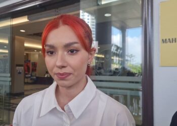 AMELIA Henderson ketika ditemui selepas diarahkan untuk membayar ganti rugi hampir RM200,000 kepada syarikat produksi, A. Aida Production di Mahkamah Sesyen Kuala Lumpur.