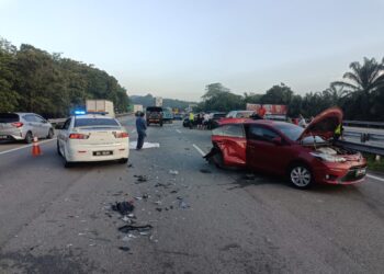 KEADAAN nahas empat kenderaan yang mengakibatkan seorang lelaki maut dalam kejadian di Kilometer 242.9, Lebuhraya Utara-Selatan (arah Utara), di Rembau pagi tadi.