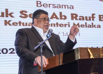 AB. RAUF Yusoh berucap pada majlis berbuka puasa bersama pengamal media di sebuah hotel di Ayer Keroh, Melaka. - UTUSAN/SYAFEEQ AHMAD