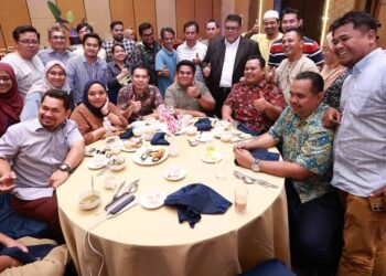 AB. RAUF Yusoh bergambar bersama pengamal media ketika majlis berbuka puasa di sebuah hotel di Ayer Keroh, Melaka.