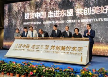 ANTHONY Loke (tiga, kiri) diikuti Wan Rosdy Wan Ismail secara simboliknya merasmikan Sambutan Ulang Tahun ke-10 penubuhan MCKIP di Kuantan.