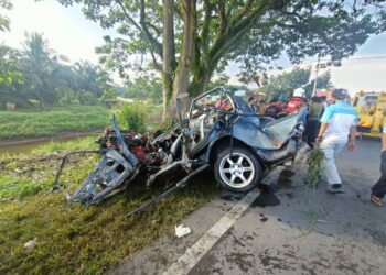KEADAAN sebuah kereta yang dinaiki dua lelaki selepas kemalangan di Kilometer 6 Jalan Parit Botak-Ayer Hitam.