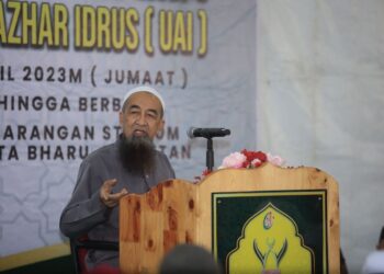 AZHAR Idrus semasa menyampaikan kuliah di Madinah Ramadan, pekarangan Stadium Sultan Muhammad IV, Kota Bharu, Kelantan.-UTUSAN/KAMARUL BISMI KAMARUZAMAN