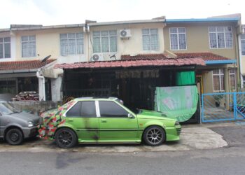 SEBUAH kereta Proton Iswara terbakar dipercayai berunsurkan khianat dalam kejadian di Taman Seremban Jaya, Seremban.