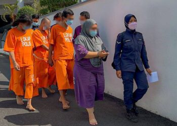 SUSPEK lelaki (kiri) dan suspek wanita direman sehingga 15 April ini bagi membantu siasatan di bawah Seksyen 376B Kanun Keseksaan dan Seksyen 109 kanun sama. - UTUSAN/SYAFEEQ AHMAD