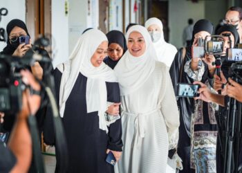 PUTERI Sarah Liyana ketika tuntutan cerai di Mahkamah Rendah Syariah Kuala Lumpur. - UTUSAN/MUHAMAD IQBAL ROSLI