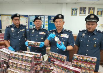 10423-Klt-Kastam Rokok-Done Online




WAN Jamal Abdul Salam Wan Long (dua kanan) memeriksa rokok seludup pelbagai jenama yang dirampas ketika sidang akhbar di Pejabat Penguat Kuasa JKDM Pengkalan Kubor, Tumpat, Kelantan-UTUSAN/ROHANA ISMAIL