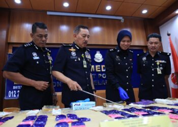 MUHAMAD Zaki Harun (tengah) menunjukkan dadah yang dirampas di Rantau Panjang semasa sidang media di Ibu Pejabat Polis Kontinjen (IPK) Kelantan, Kota Bharu, Kelantan hari ini-UTUSAN/KAMARUL BISMI KAMARUZAMAN