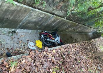 MAYAT mangsa bersama motosikal ditunggangnya dijumpai dalam longkang di Jalan Gapam, Ayer Keroh, Melaka.