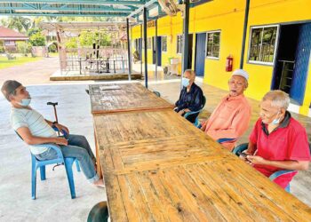BAGI menghilangkan rasa kesunyian dan kerinduan terhadap ahli keluarga yang terpisah sejak 35 tahun lalu, Ramli Kiman (dua dari kanan) meluangkan masa berbual dengan para penghuni yang lain di Rumah Sejahtera Batu Bertangkup, Padang Besar, Perlis semalam.- UTUSAN/ASYRAF MUHAMMAD