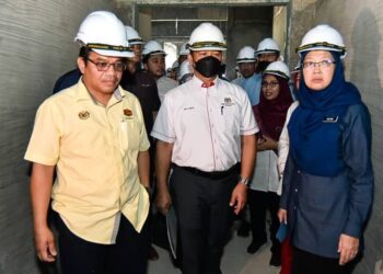 ZALIHA Mustafa (kanan) melawat tapak projek menaik taraf Hospital Papar hari ini.
