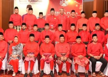 BUNG Moktar Radin (lima kiri) dan Abdul Rahman Dahlan (empat kiri) bersama barisan pimpinan UMNO Sabah semasa majlis berbuka puasa di Kota Kinabalu baru-baru ini