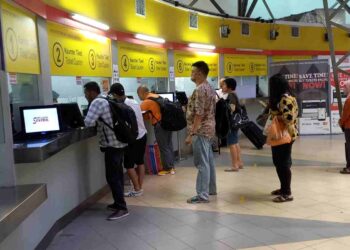 ORANG ramai membeli tiket bas ekspres menggunakan mesin layan diri di Melaka Sentral, Peringgit, Melaka. – UTUSAN/AMRAN MULUP
