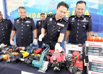 CHA Hoong Fong menunjukkan barangan yang dirampas pihaknya daripada kumpulan penjenayah dalam sidang akhbar di IPD Klang Selatan, Klang, Selangor. - UTUSAN/ISKANDAR SHAH MOHAMED