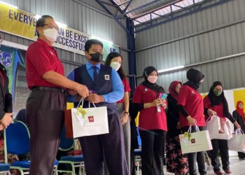 YAP Pit Kian menyampaikan sumbangan kepada 10 pelajar bertuah di SMK Durian Tunggal, Alor Gajah, Melaka. - UTUSAN/AMRAN MULUP