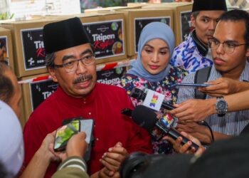 JOHARI Abdul Ghani memberi kenyataan media pada Program Ramadan Madani Usanita Titipan Kasih di Masjid Jamek Kampung Baru. - UTUSAN/SADDAM YUSOFF