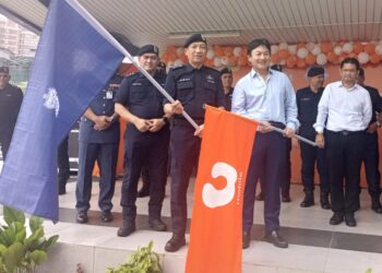 YAHAYA Othman (tengah) ketika Majlis Pelancaran Kempen Pemanduan Berhemah dan Rumah Selamat di Ibu Pejabat Kontinjen Kuala Lumpur.