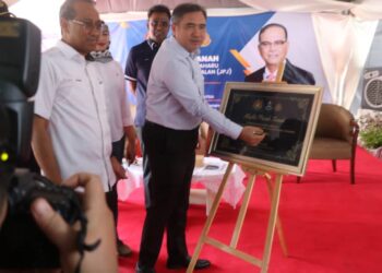 LOKE Siew Fook menandatangani plak perasmian bangunan baharu JPJ di Bentong, Pahang. - UTUSAN/SALEHUDIN MAT RASAD