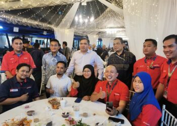 ANTHONY Loke berbuka puasa bersama warga Rapid Rail di Depoh LRT Lembah Subang di Kompleks Rapid Rail. FACEBOOK ANTHONY LOKE