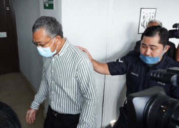AZLAN Man hadir di Mahkamah Sesyen Kuala Lumpur bagi menghadapi pertuduhan menerima wang hasil aktiviti haram RM1.06 juta. - UTUSAN/AMIR KHALID