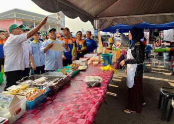 FAKHRUL Anwar Ismail (empat dari kiri) melawat salah sebuah gerai di bazar Ramadan Arau sempena Program Kempen Hargai Makanan Elak Pembaziran Ramadan di bazar Ramadan Arau, Perlis semalam. – UTUSAN/ASYRAF MUHAMMAD
