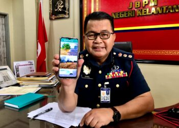 ZAINAL Madasin menunjukkan lokasi kebakaran semasa ditemui Utusan Malaysia di pejabat JBPM Kelantan, Tunjong, Kota Bharu, Kelantan hari ini-UTUSAN/ROSLIZA MOHAMED