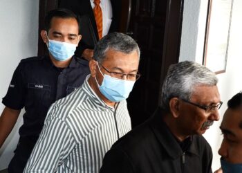 AZLAN Man hadir di Mahkamah Sesyen Kuala Lumpur bagi menghadapi pertuduhan menerima wang hasil aktiviti haram RM1.06 juta. -  UTUSAN/AMIR KHALID