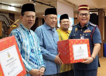 AHMAD Yakob (dua kiri) menyerahkan sumbangan kuih raya kepada Pengarah Jabatan Bomba dan Penyelamat Malaysia (JBPM) Kelantan Zainal Madasin di Kompleks Kota Darulnaim, Kota Bharu, Kelantan hari ini. UTUSAN/MUSTAQIM MOHAMED.