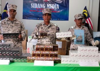 SAIFUL LIZAN Ibrahim (tengah) menunjukkan rokok keretek yang dirampas menerusi Op Khas Pagar Laut di Ibu Pejabat Maritim Melaka dan Negeri Sembilan di Kuala Linggi, Melaka. - UTUSAN/MUHAMMAD SHAHIZAM TAZALI